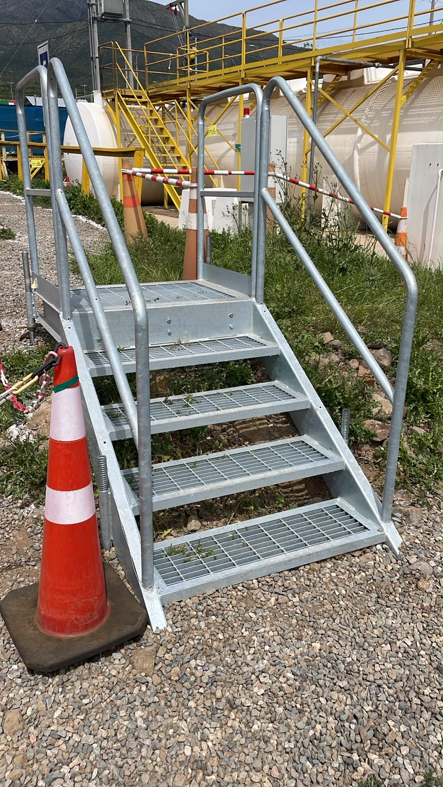 Escaleras metálicas galvanizadas pasada petril, imagen 1