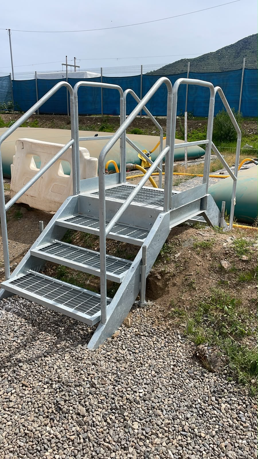 Escaleras metálicas galvanizadas pasada petril, imagen 2
